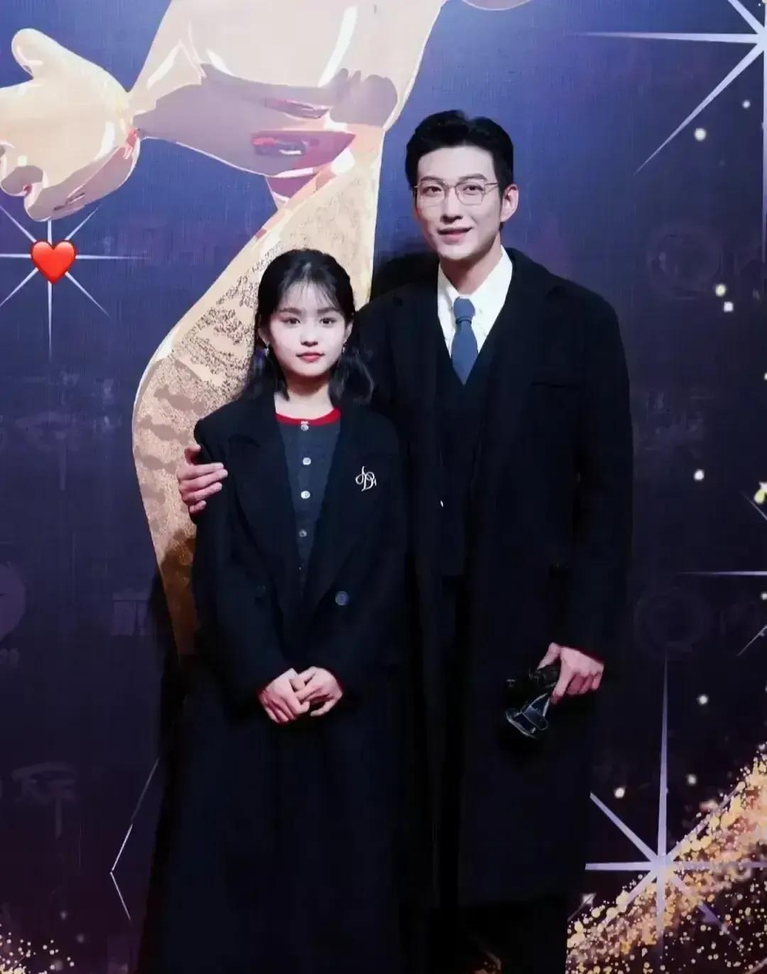 杨咩咩独自捧奖杯那几秒，我隔着屏幕都能听见她心跳。她先往嘉宾区扫，没找到熟人，