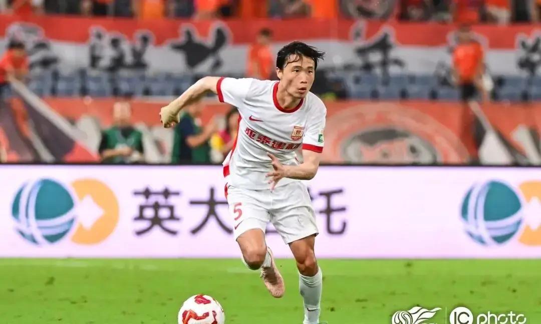 谭龙主动降薪留队，亚泰却把冲超筹码押给两个场均拦截3.2次的U21孩子。你