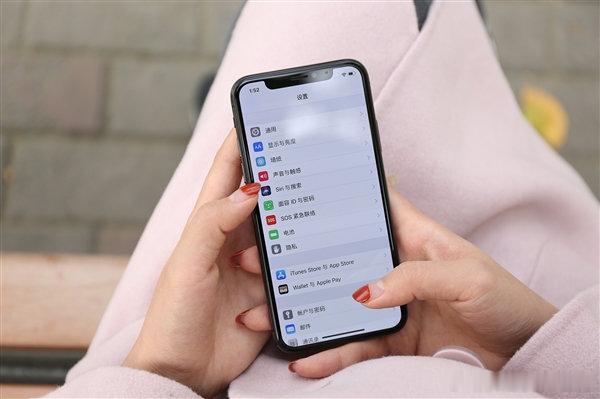 【折叠iPhone或面临缺货，曝折叠iPhone开发进度滞后】12月18日，知名