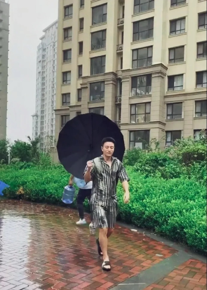 不怪李小璐要为他生孩子，真人确实帅气，身材也很好。