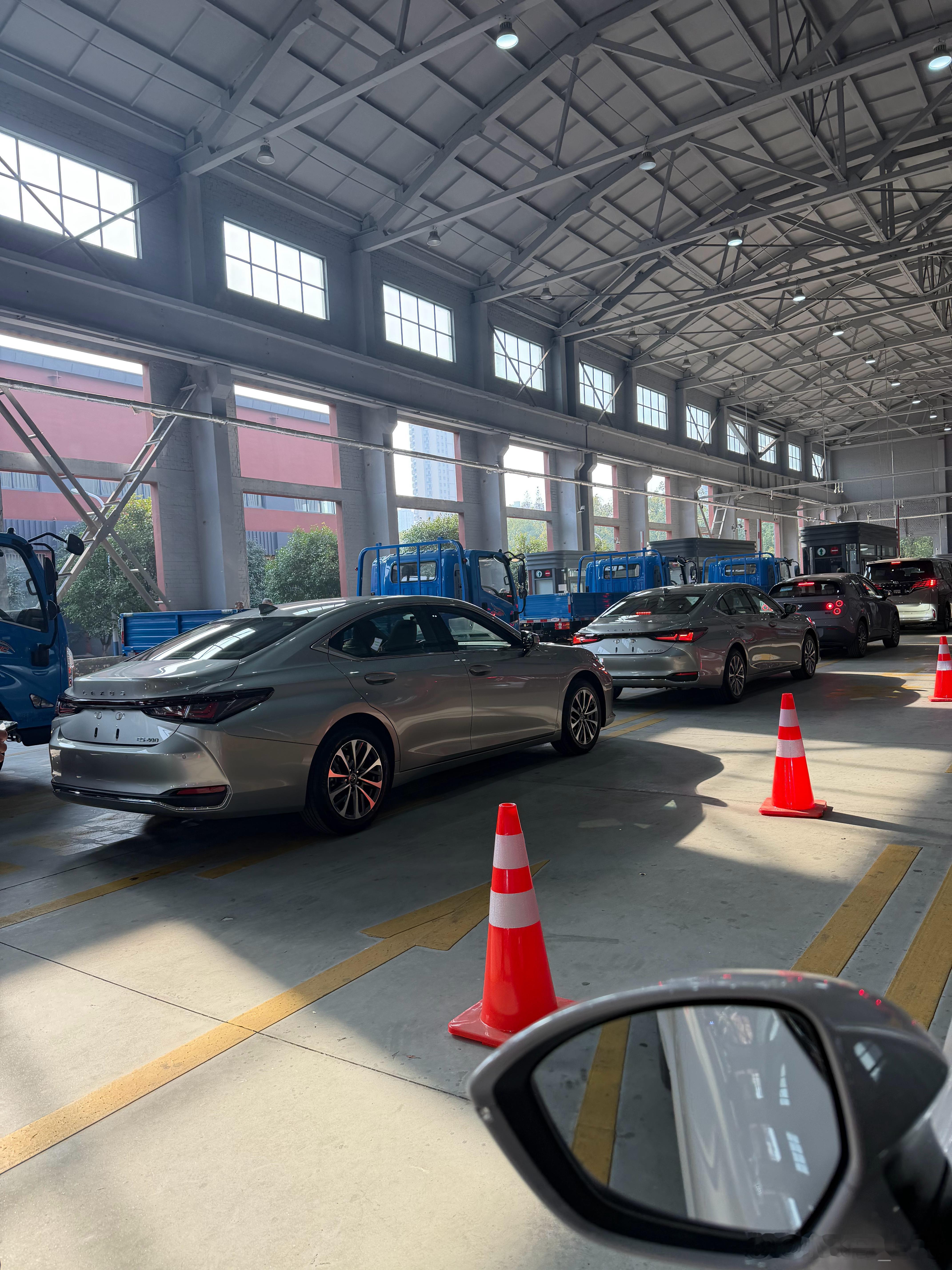 去车管所看到两台雷克萨斯ES200来上牌，好奇去搜了一下价格……现在已经21万多