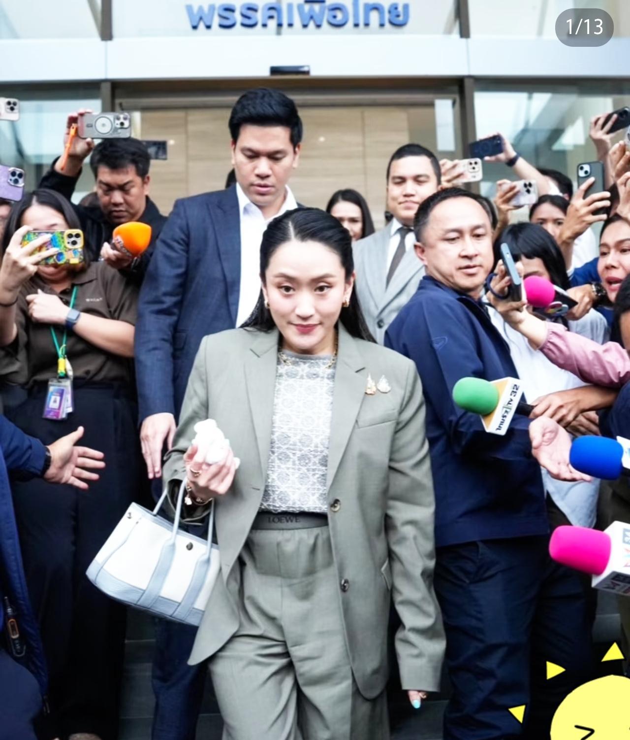 【女儿扫街，父亲他信被判刑，街头呼声“放过佩通坦”】佩通坦上任时为泰党党员大会