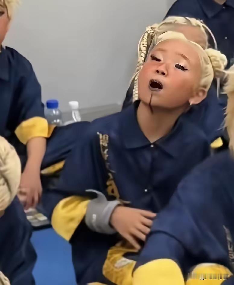 上海某机构的儿童舞蹈比赛，妆造引发热议，头发全部染白，黑色眼线，黑色嘴唇，下巴下