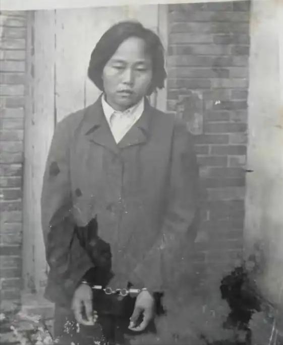 1986年夏天，一女两男到故宫游玩，那个女子突然说了一句很奇怪的话：这大殿的气派