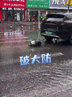国产新能源车当街拉了一坨大的？！7月13日，疑似辽宁沈阳，一辆BYD在街头抛锚