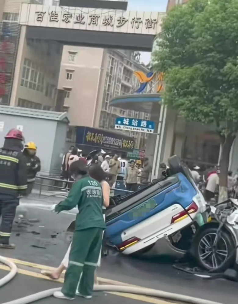 戾气太重了，出租车司机疑似开“斗气”车，被面包车顶“飞”进入对向车道，出租车“四