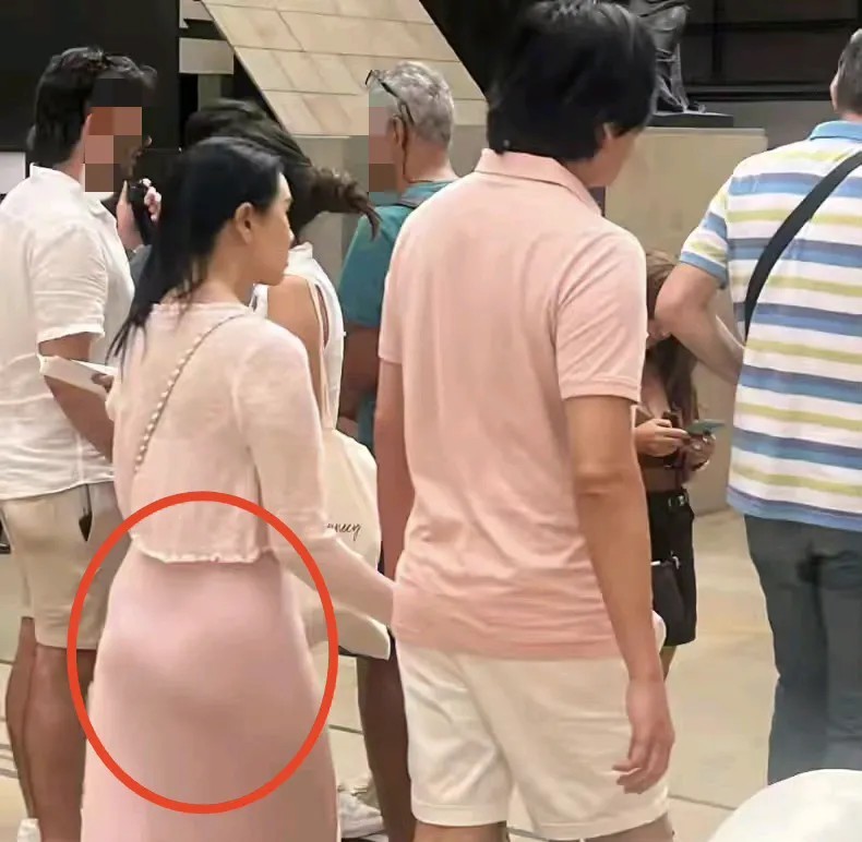 看了伊能静最近的照片，我默默做了一个决定。不是要找个比自己小10岁的老公，而