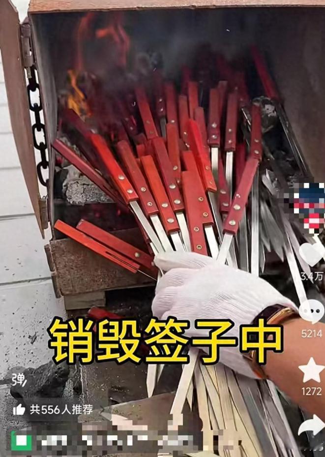 5月3日报道，内蒙古赤峰一烧烤店内，有顾客用餐时拿店内烤肉签投喂宠物狗，相关视频