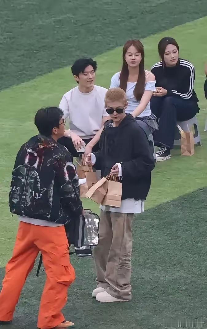 鹿晗是不是要代言👓了？