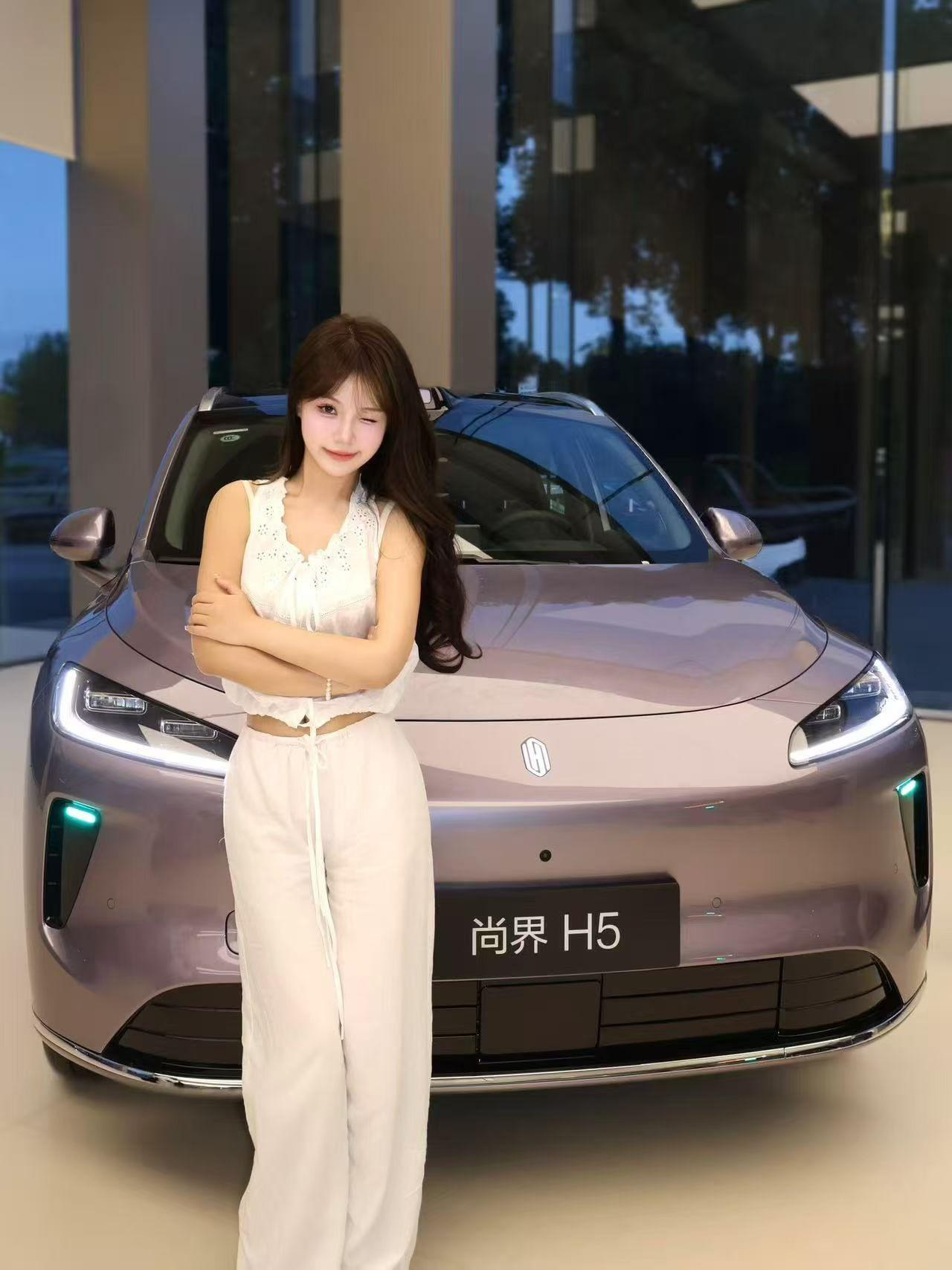 ，都市街角，邂逅美好，霓虹醒目，星辰映射，以色彩美学掌控出行质感。