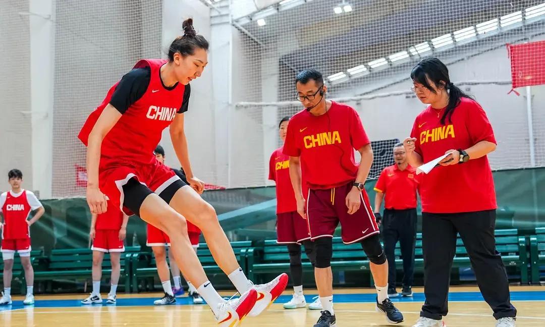 韩旭成了中国女篮的唯一模范，中国女篮新一轮高原训练如期进行，打亚洲杯的主力老运动