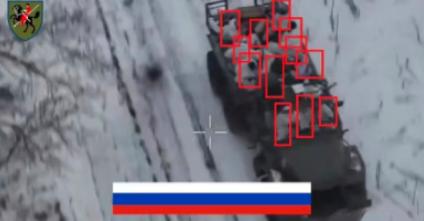 俄军司令部又开始蛮干，野蛮打法了！俄军乌拉尔敞篷卡车，坐满俄军步兵，就敢直接上前