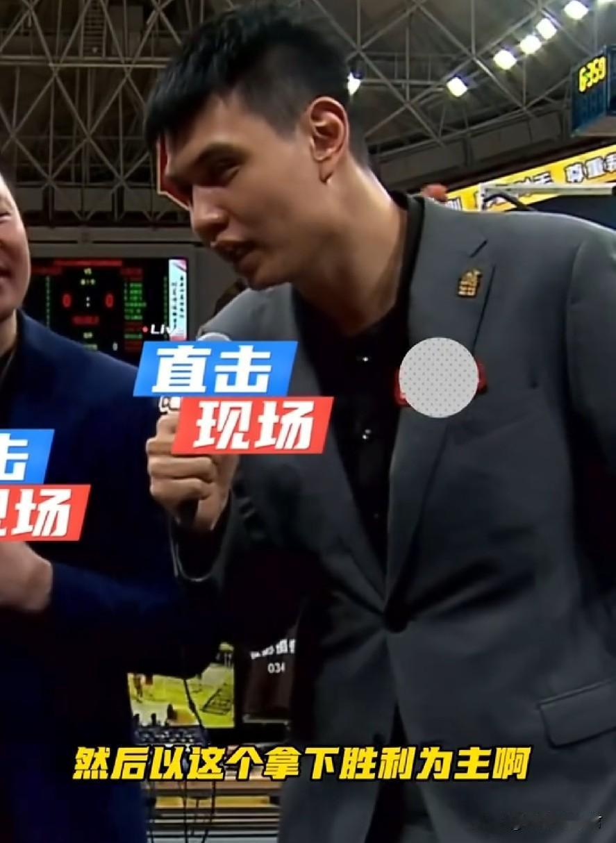 许钟豪归队有戏！在黄龙体育中心现场解说第3场总决赛后，许钟豪的心情却格外的沉重