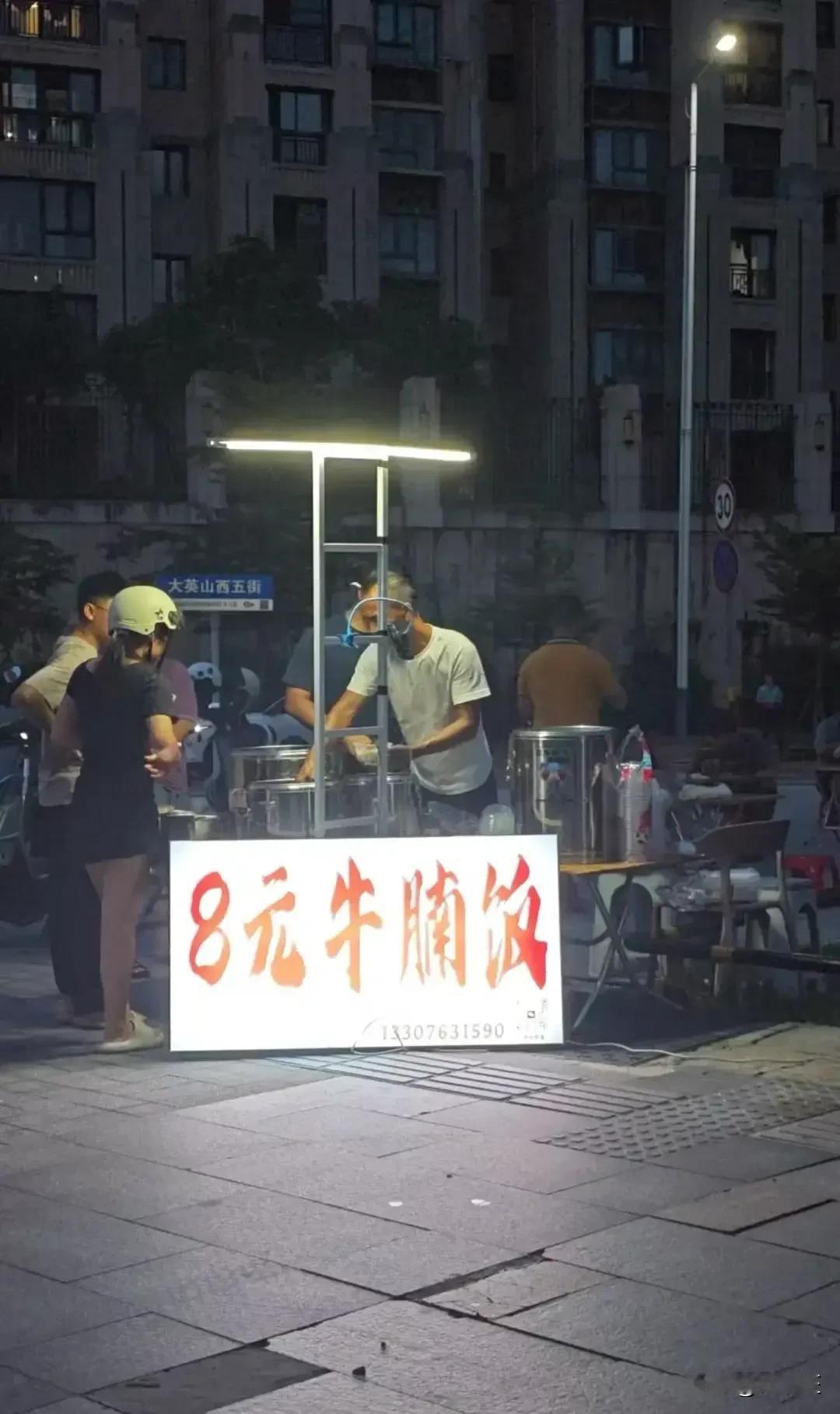 211大学毕业，不愿背井离乡，回家乡摆摊，读大学还有用吗？一个21