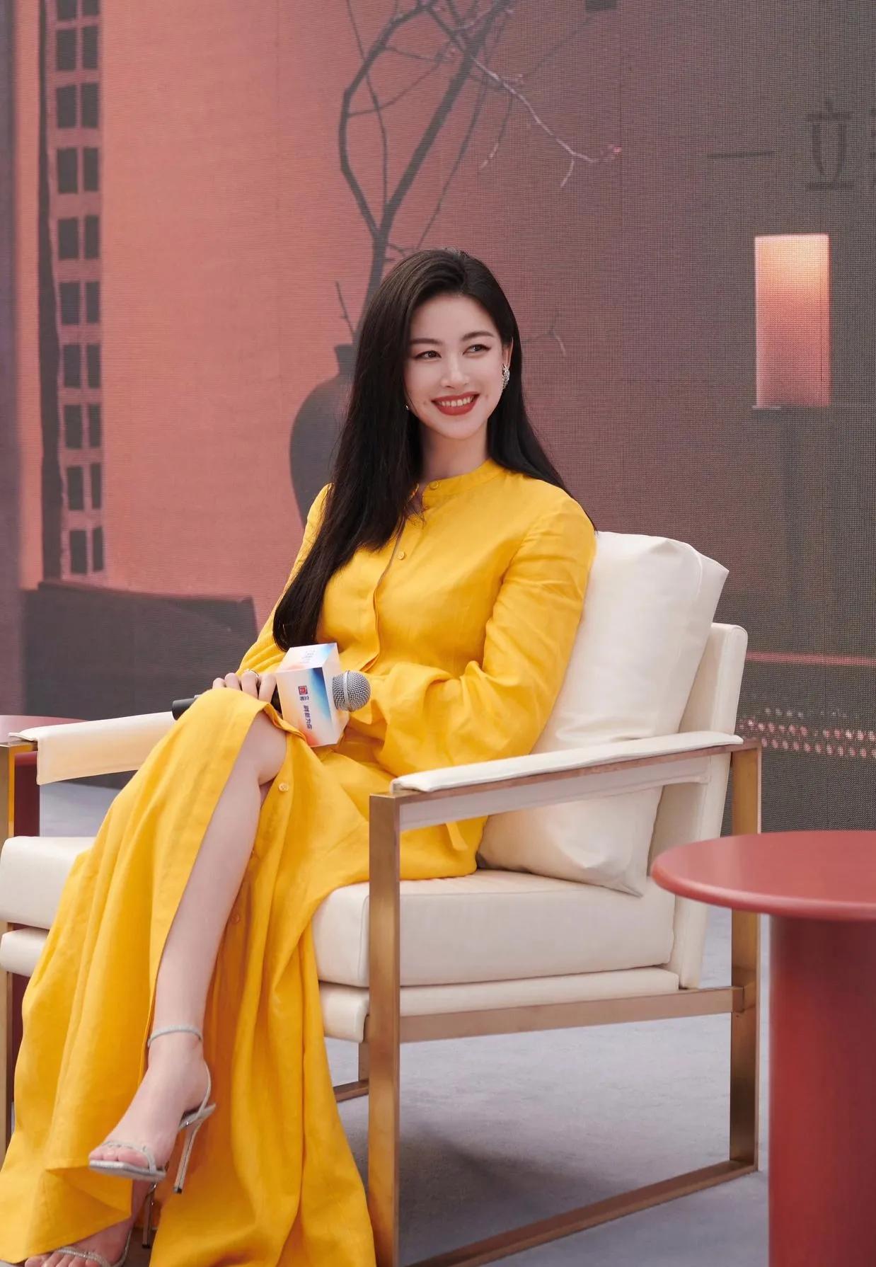 朱珠黄色长裙造型惊艳亮相，气场全开不得不说，朱珠的时尚表现力真的太绝了！