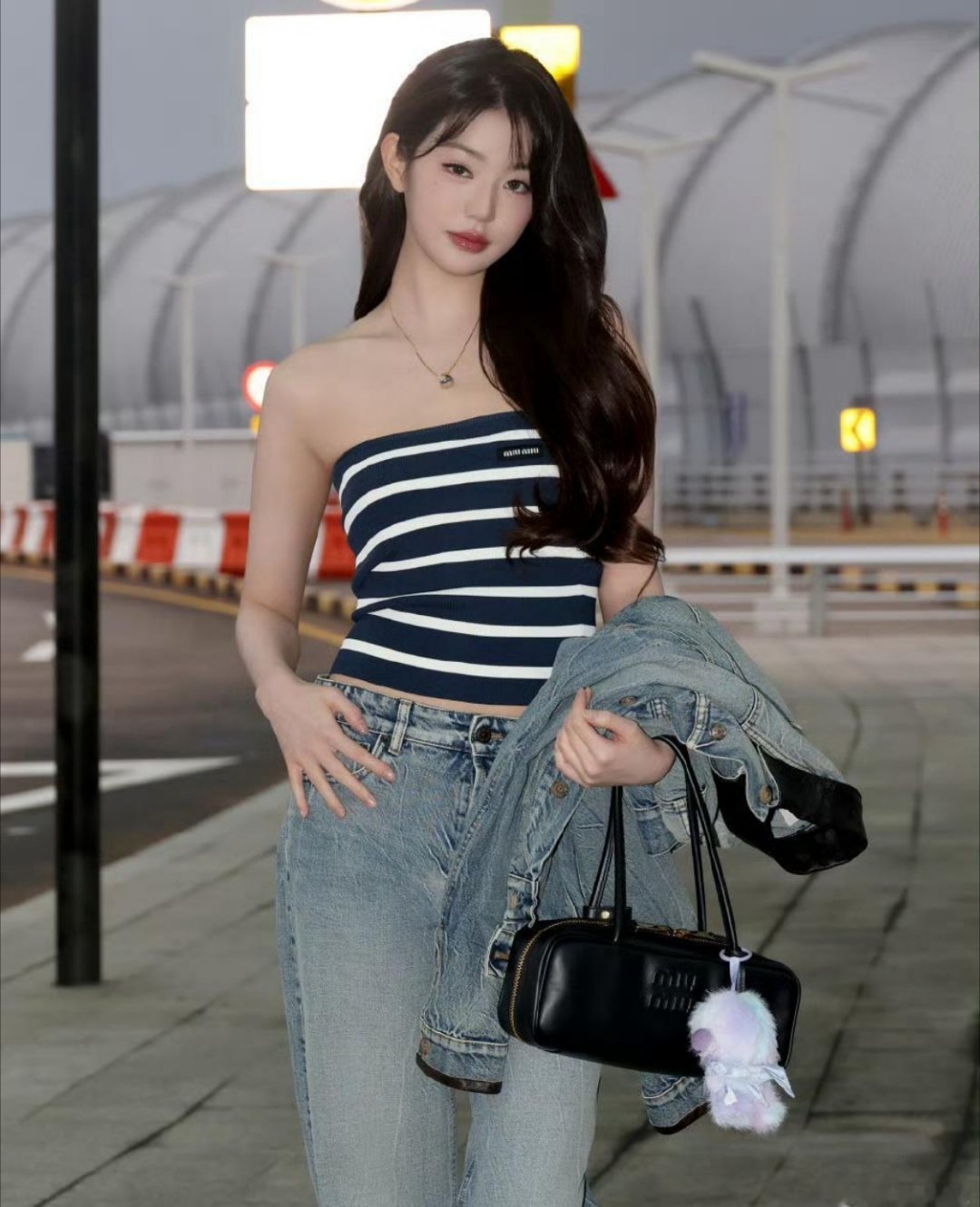 张元英好棒的代言人，随时随地都是miumiu上身，行走的广告大片。为了挂饰不抢自