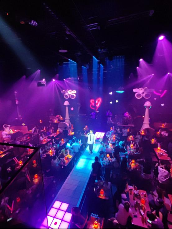 全世界最大的商业骗局，就是酒吧。你以为酒吧是靠卖酒赚钱的？完全错了。它的赚钱方式