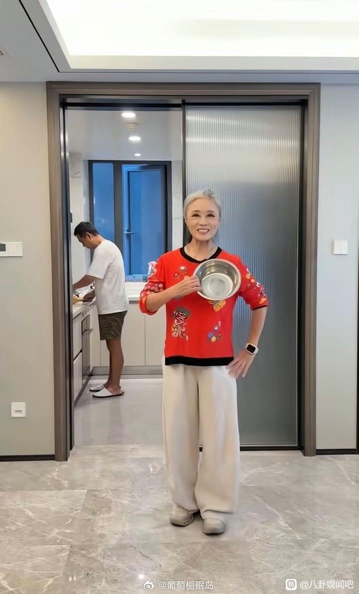 吴琼嫁给了小自己很多的老公，事实证明，她选择是对的。看她现在有多幸福，老公在做饭