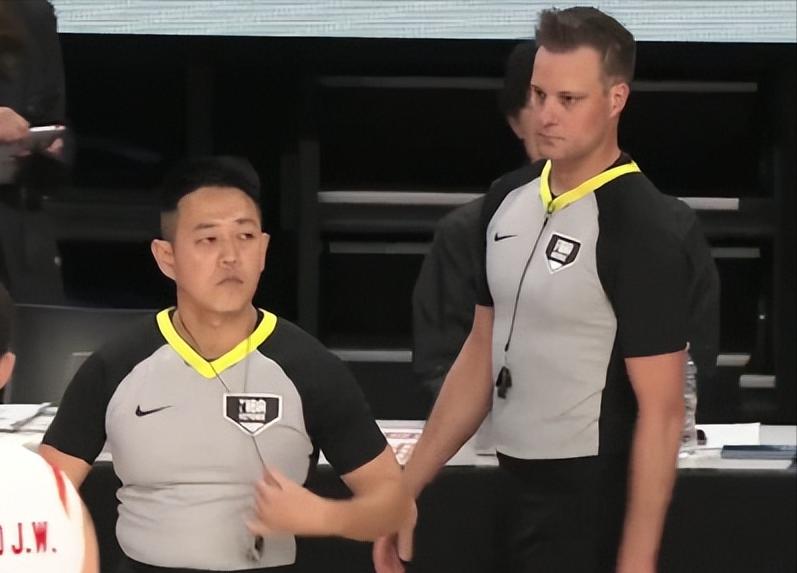 这裁判判罚给人看恶心了！中国男篮最终是87-80击败日本男篮，但裁判至少黑掉