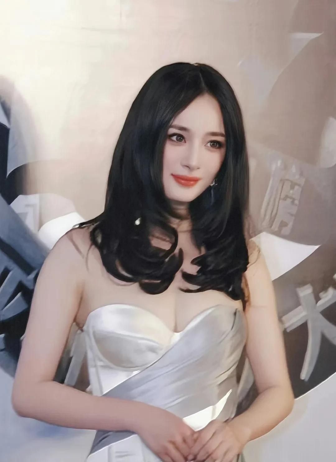 一时之间，不知道该说杨幂是胖是瘦