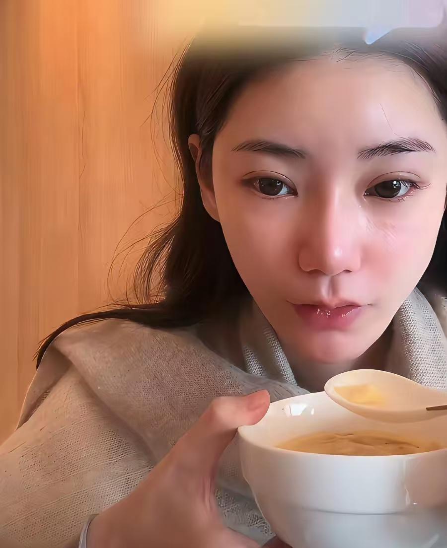 即然楼上装修，马小梅应该是回台湾去住。这样最好。以前张兰家里家外公司上下操碎了心