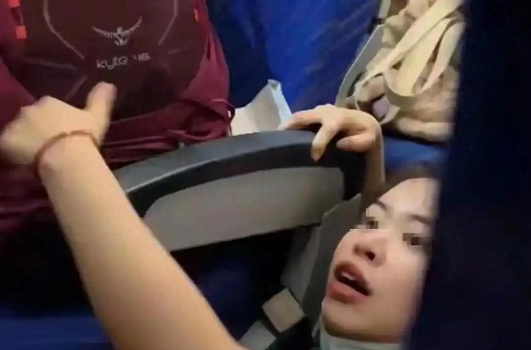 南航打人“熊家长”社死！父亲身份被扒，怪不得敢打人？如今怂了求放过！“他还是个