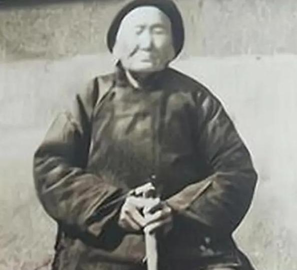 1941年，一位老妇人请汉奸侄子吃饭，突然压低声音道：“孩子，给我弄300发子弹