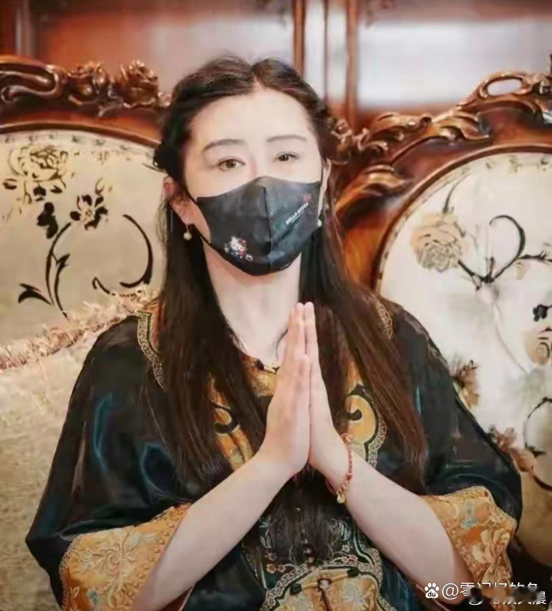 58岁的王祖贤，依旧是记忆里的风华模样。