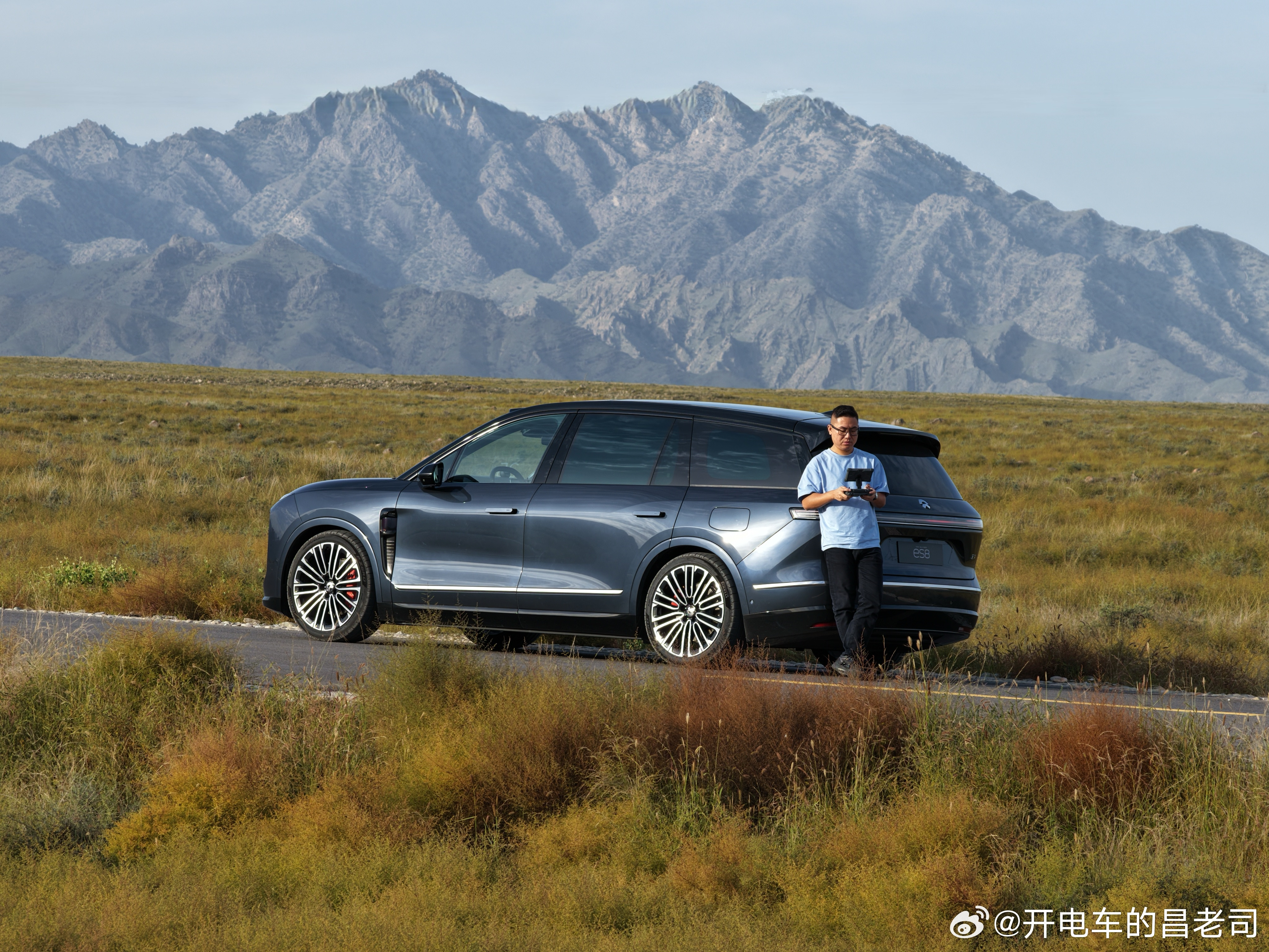 遇事不决南极星蓝吧，这个颜色包稳的蔚来全新es8汽场全开​​​