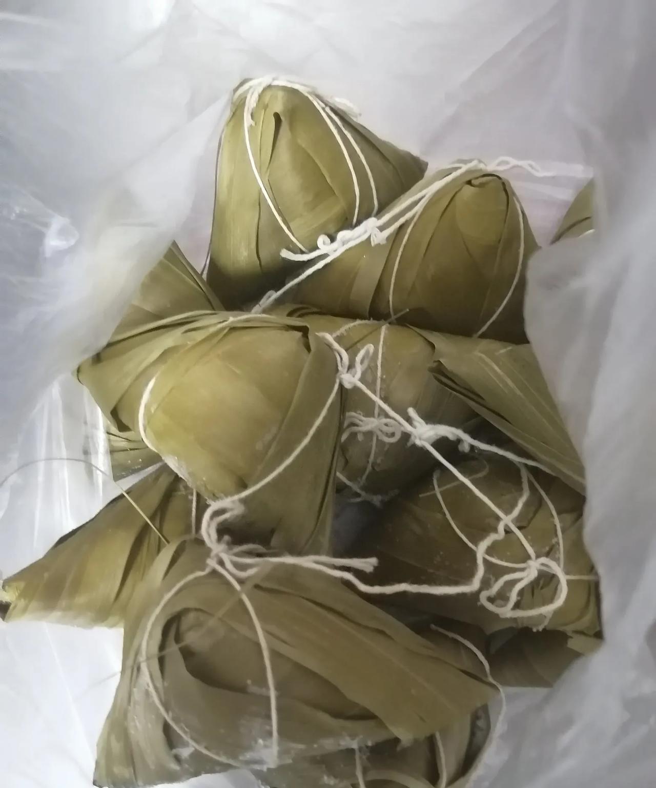 端午节过完了，端午纳福的仪式和粽子也吃完了，早上想煮包方便面，看到“白象”