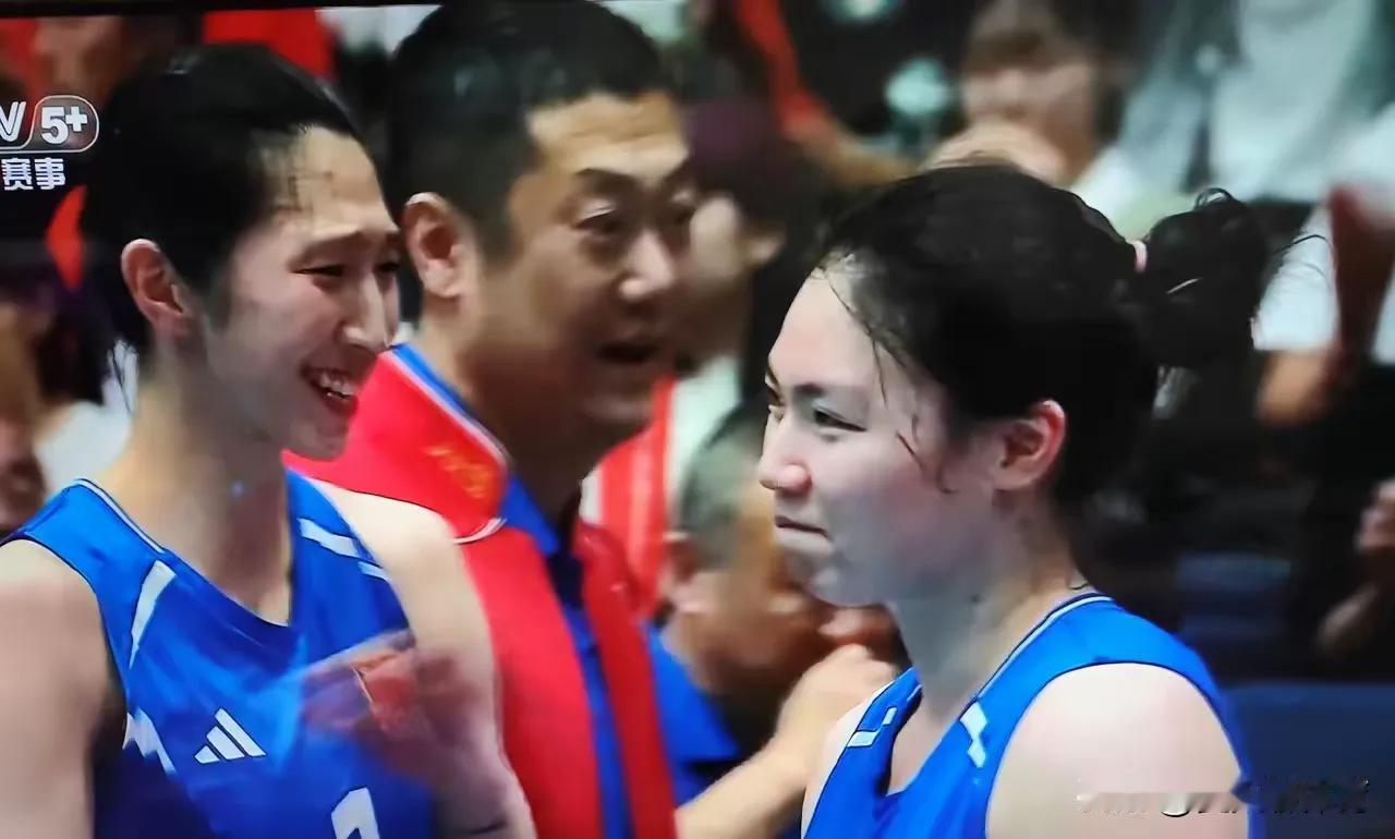 加提蓬为张籽萱正名：“中国二传的调整是本场胜负关键点，多点进攻全部盘活。”这是