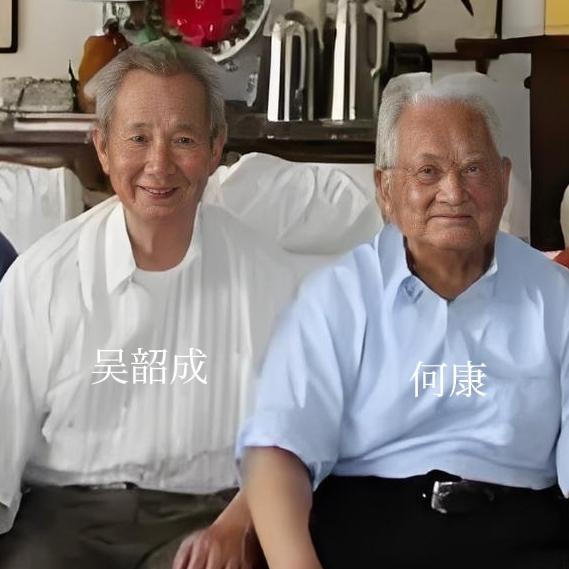 吴石之子吴韶成、何遂之子何康，一张合影格外温馨，照片中，两位老人并肩而坐，虽已白