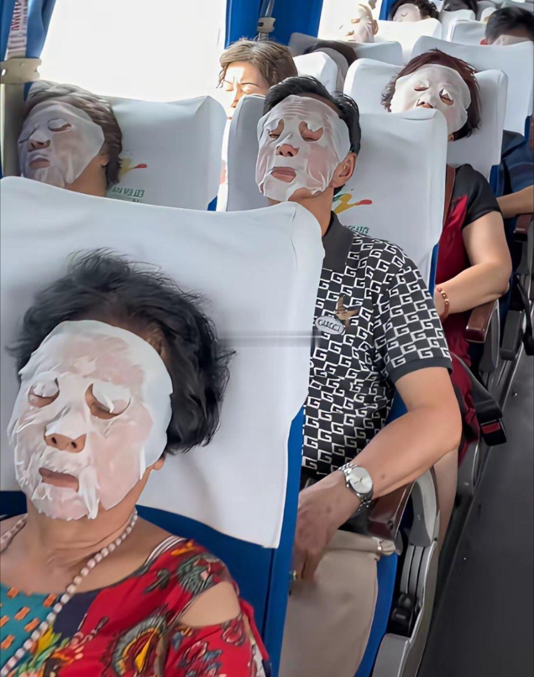 现在的大爷大妈，出门旅游都要敷面膜的吗？