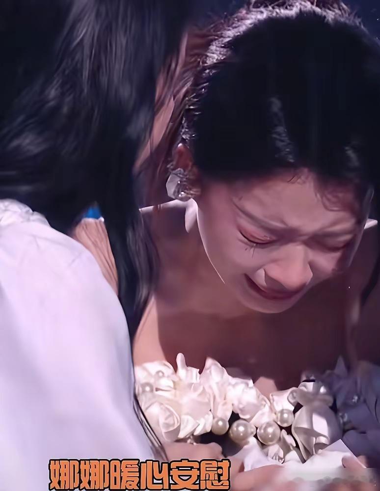 浪姐后台出事了，孙怡崩溃痛哭，直接蹲在地上起不来，谢娜都拉不住。你以为当队长很