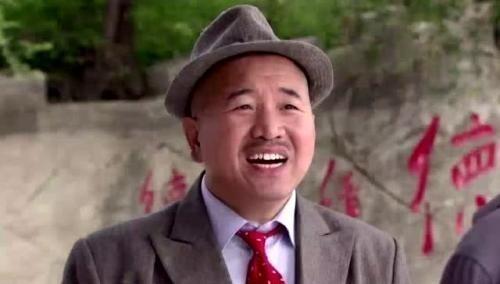 一次，王小利私接商演，被赵本山得知后气愤不已，让他跪下来认错并且罚款10w元。王