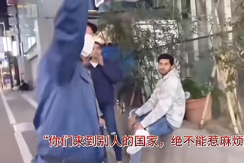 印度移民随地乱扔烟头，日本清洁工劝阻“不要在别人的国家惹麻烦”几名移民纷纷把他