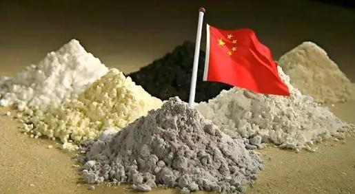 美国急疯了！稀土断供威胁下竟要甩出金融核弹？踢中企出全球股市、切断SWIFT？中