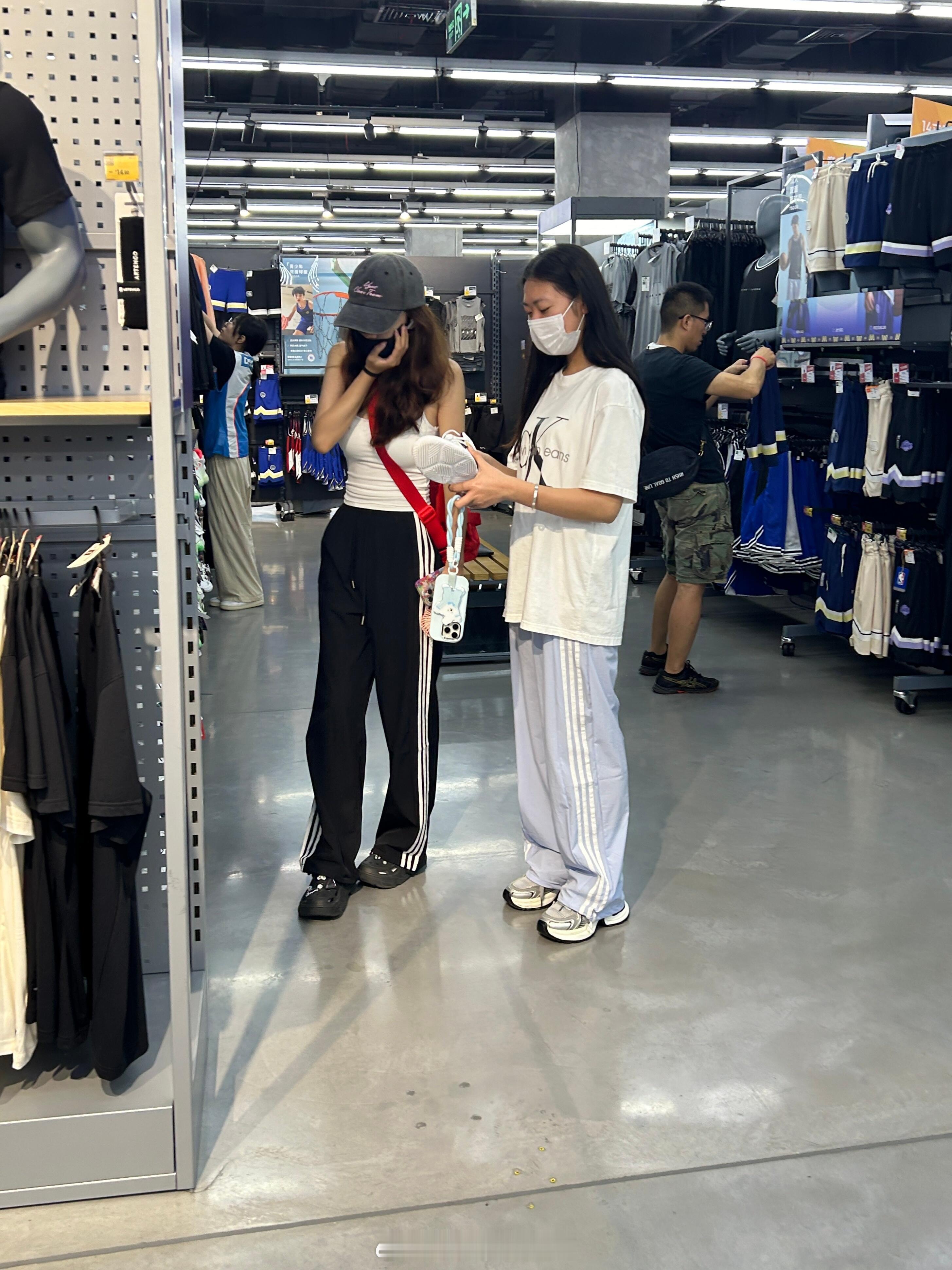 ？呵呵迪卡侬看到的！姐妹们这条运动裤怎么形容呢，就是看着很轻薄舒服的样子很适合夏