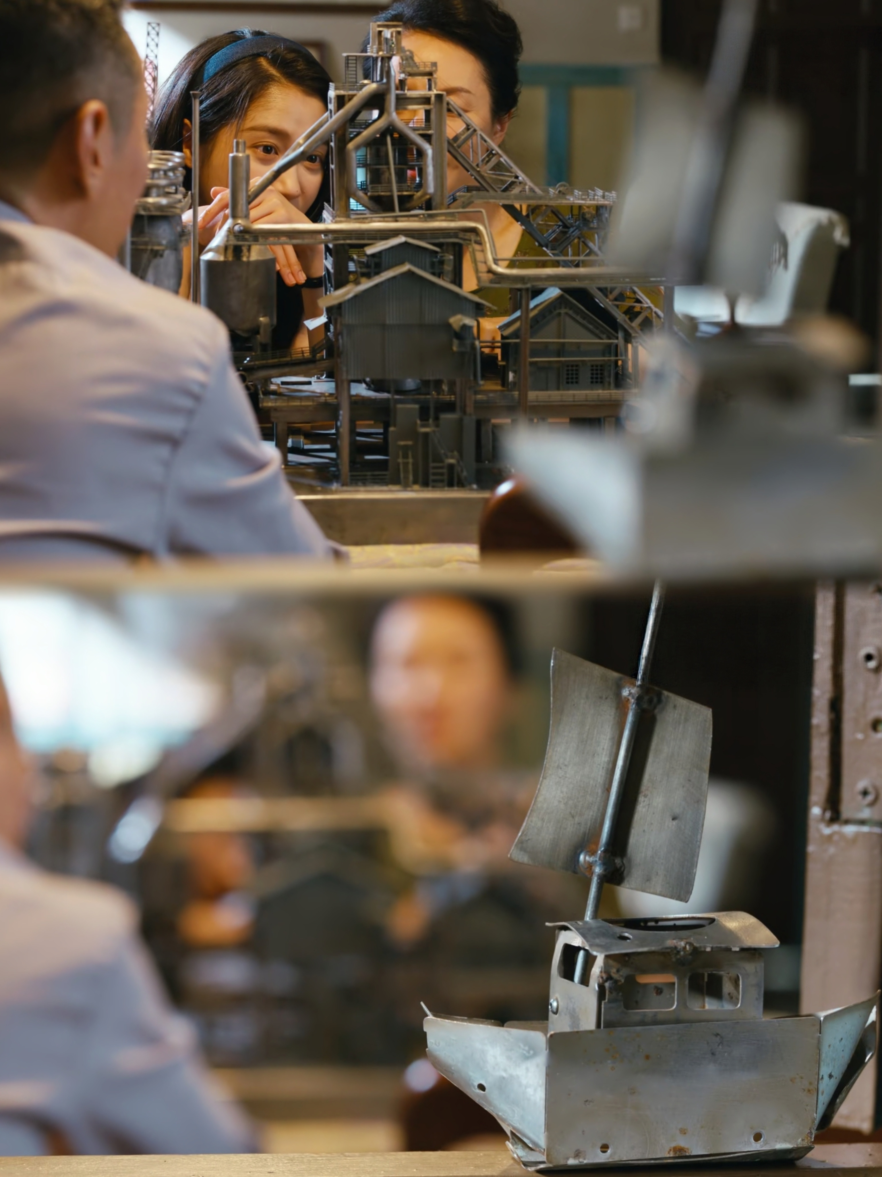 《岁月有情时》第14集，这个镜头远景切特写的用意我也很喜欢，马克思曾经给他女儿的