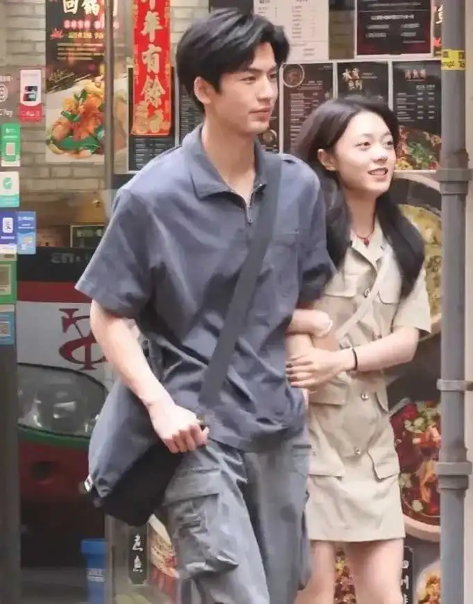 他们要是在一起，生出来的孩子，应该会很漂亮吧。