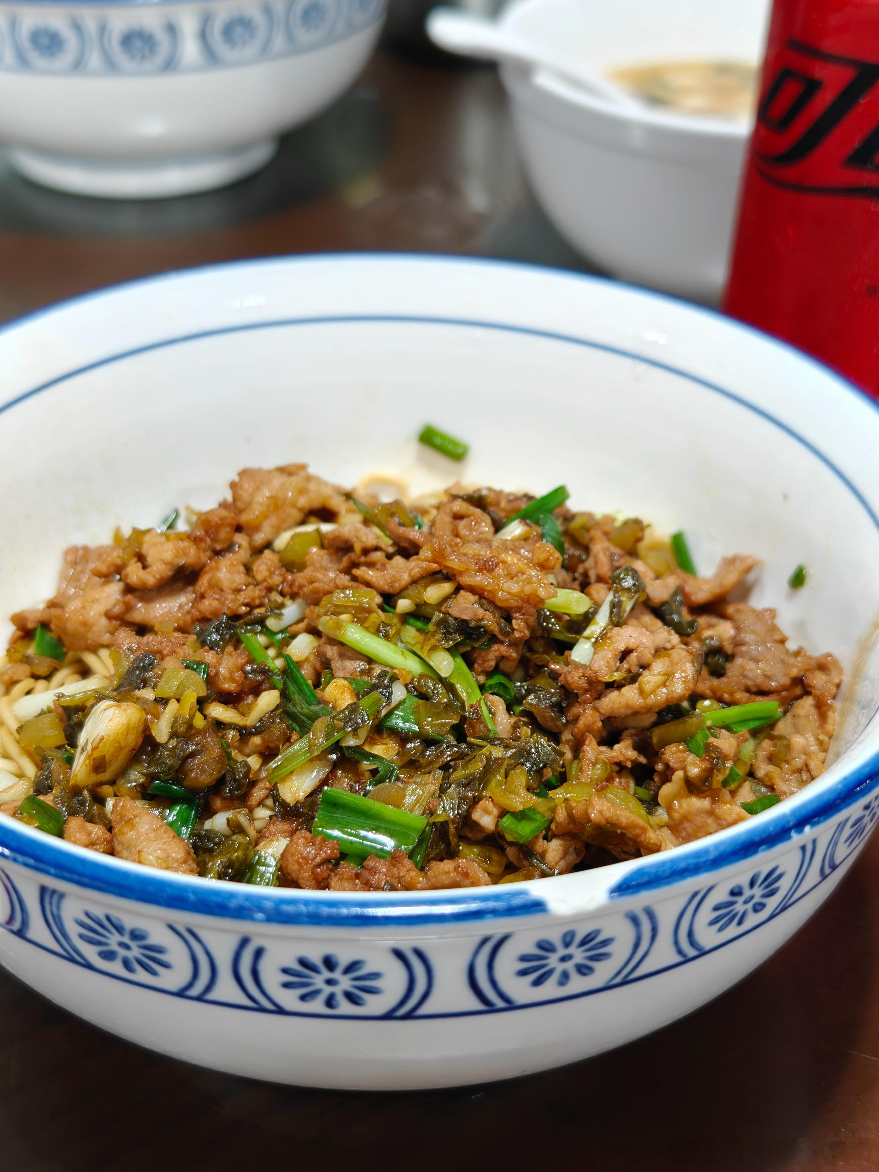 来点深夜节目，分享这两天的晚餐霸天恰饭联播昨天吃的干拌面，我们这叫“干扣”，意思
