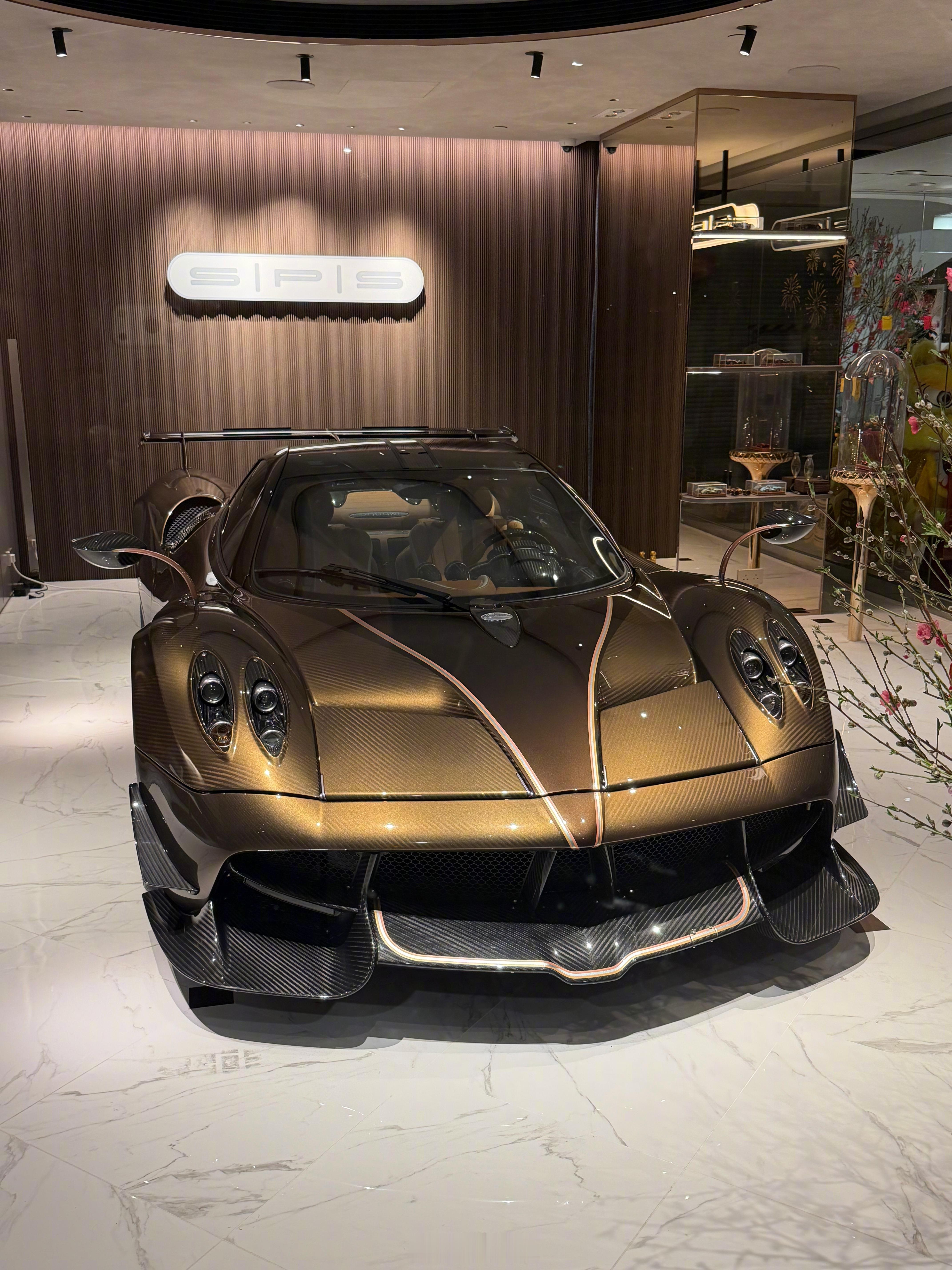 橱窗里的帕加尼，这两台spec真漂亮啊！