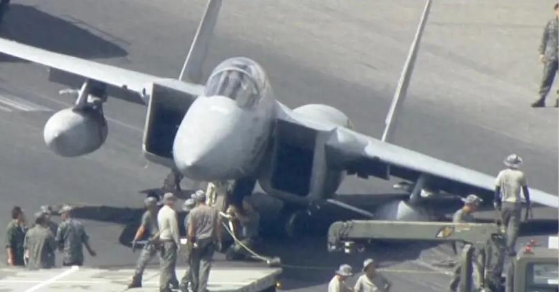 一架日本F15J追中国无人机追到起落架折断，瘫痪在那霸跑道。8月18日，那霸机场