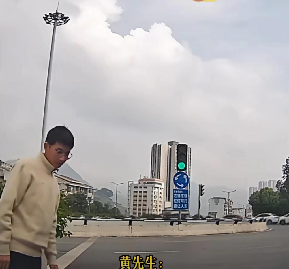 淡定大妈！11月5日，重庆的黄先生驾车行驶在机动车道上，前方一骑电瓶车的大妈突然