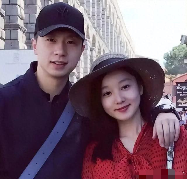 36岁马龙被拍到牵着老婆的手，夫妻二人一起送孩子上学后，不慌不忙的散步回家！自从马龙公开和老婆夏露结