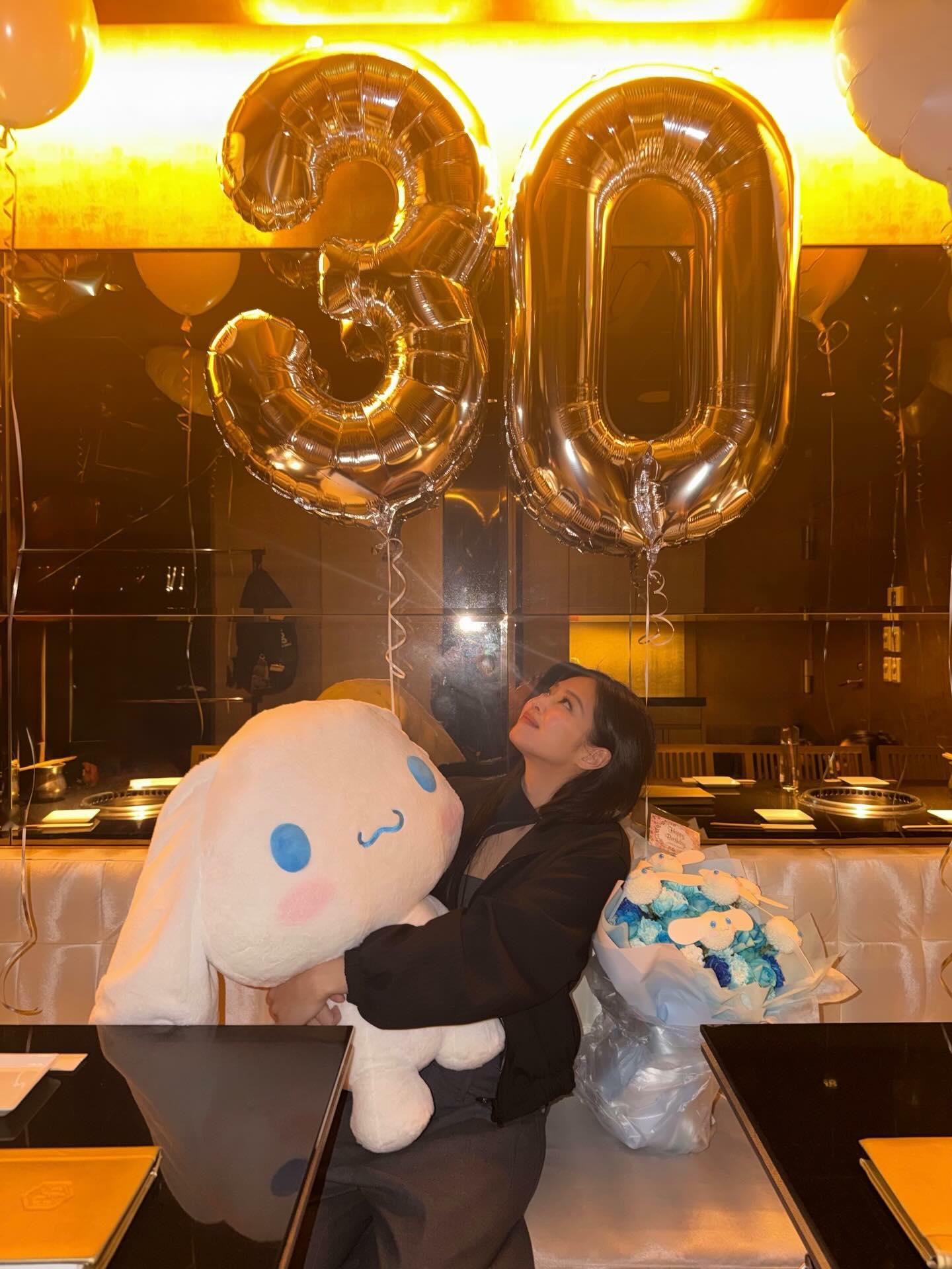 又美又可爱~~JENNIE再曝光30岁庆生新照！！！