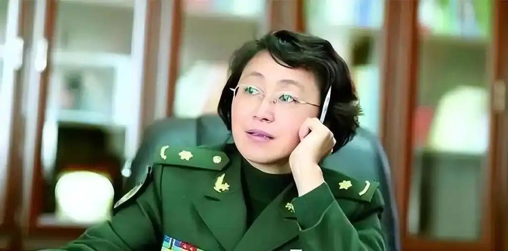 我国在研制东风-17时，雷达干扰成了拦路虎。多数人主张加装反电子设备，谁料女总师