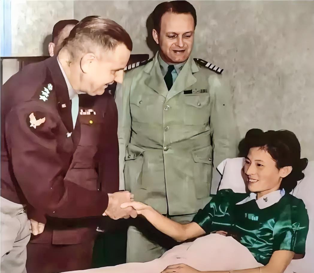 这是拍摄于一九四五年八月十七日的一张老照片，镜头中倚坐在病床上的那位面容秀气的女