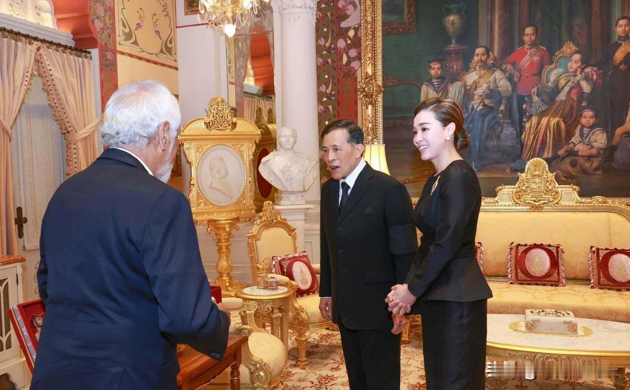 前一天驾驶战机翱翔天际，英姿勃发，第二天，苏提达王后就陪着国王接待来访的贵客，仪