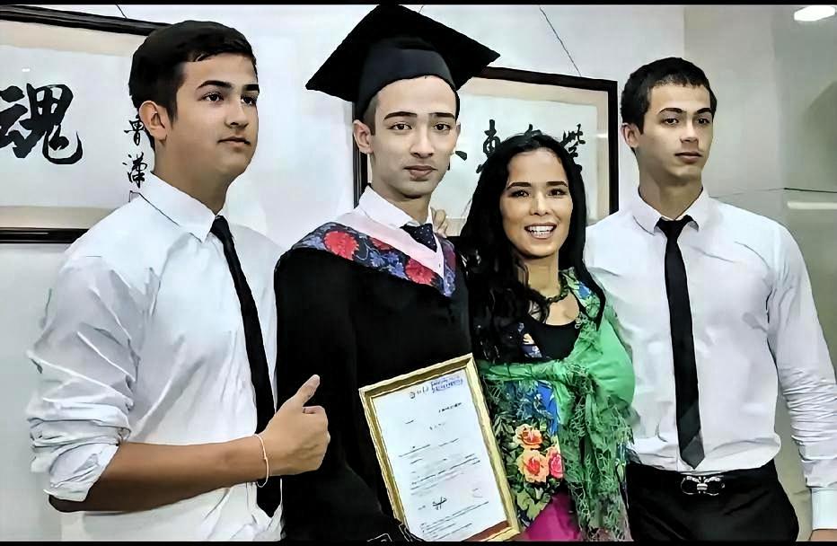 韦唯被骂了三十年弃妇。如今三个一米九的儿子往她身边一站，当年骂她的人全成了笑话。